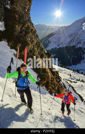 Deux personnes ski raide par Schneespitze Schneespitze vers gully,, vallée de Stubai, Pflersch Alp Banque D'Images