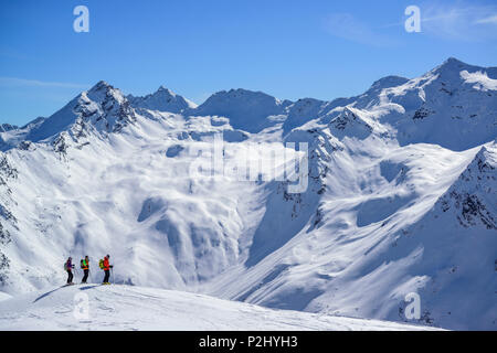 Trois personnes ski à vers Alpes de Stubai, Schneespitze Pflersch, vallée des Alpes de Stubai, Tyrol du Sud, Italie, Banque D'Images