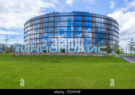 Innopolis, Russie - 11 juin 2018 : Nommé Technopark A. S. Popov dans le district de Kazan. Inscription 'Innopolis' dans grand hashtag sur le terrain. Banque D'Images