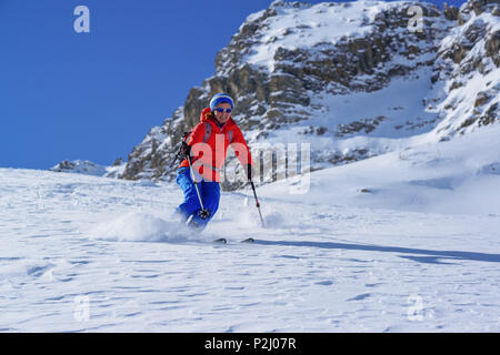 Femme ski de descente par powdersnow de Passo Croce, Passo Croce, Valle Maira, Alpes Cottiennes, Piémont, Italie Banque D'Images