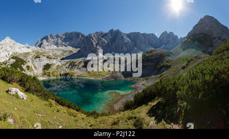 Lac Drachensee, montagnes Mieminger et vorderer Drachenkopf r., près de Ehrwald, district de Reutte, Tyrol, Autriche, Europe Banque D'Images