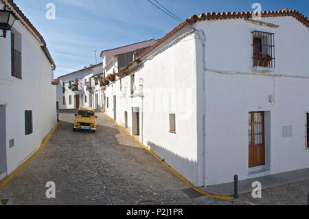 R4 jaune dans la vieille ville d'Aracena, Huelva, Andalousie, Espagne Banque D'Images