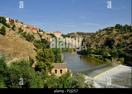 Vue du pont de San Martin vers Rio Tajo à Tolède, Castille la Manche, Espagne Banque D'Images