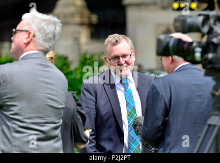 David Mundell député (Con : Dumfriesshire, Clydesdale et Tweeddale) Secrétaire d'État pour l'Écosse sur College Green, Westminster Banque D'Images