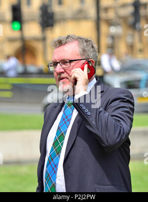 David Mundell député (Con : Dumfriesshire, Clydesdale et Tweeddale) Secrétaire d'État pour l'Écosse, sur College Green, Westminster Banque D'Images