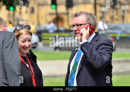 David Mundell député (Con : Dumfriesshire, Clydesdale et Tweeddale) Secrétaire d'État pour l'Écosse, sur College Green, Westminster Banque D'Images