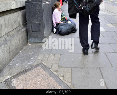 Femme sans-abri dans le centre de Londres, Angleterre, Royaume-Uni. Banque D'Images