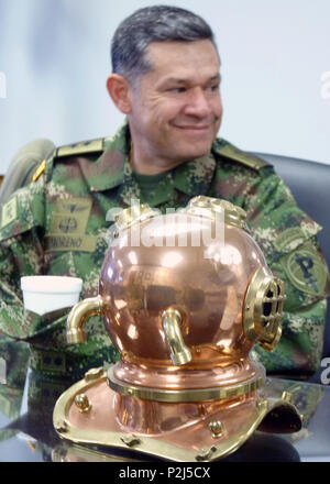 Le brigadier de l'armée américaine. Le général Brad Owens, Directeur de la Garde nationale de Caroline du Sud de l'état-major interarmées, de rencontre avec l'armée colombienne Brig. Le général Carlos Moreno, général commandant de l'armée colombienne, au Commandement du personnel de la Garde nationale de Caroline du sud du bâtiment du siège des forces conjointes de Columbia, Caroline du Sud, le 29 septembre, 2016. La Garde nationale de Caroline du Sud et République de Colombie a commencé le programme de partenariat de l'État en juillet 2012 relation et ont continué d'approfondir le partenariat à travers le partage d'information et d'échanges (U.S. Photo de la Garde nationale aérienne 1er lieutenant Stephen Hudson, 169e Fighter Win Banque D'Images