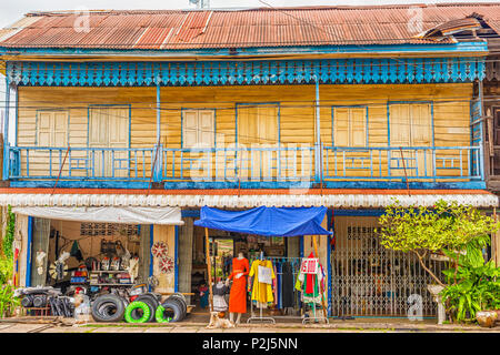 Savannakhet, Laos - 5 novembre, 2017 : boutiques dans l'ancien bâtiment colonial français avec la décoloration de la peinture et du bois déchiqueté dans Savennakhet au Laos. Banque D'Images