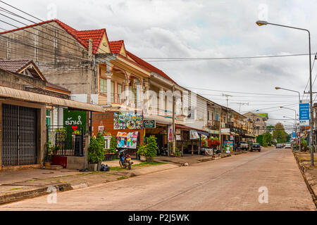 Savannakhet, Laos - 5 novembre, 2017 : vue sur la rue, avec de vieux bâtiments coloniaux français avec la décoloration et la peinture écaillée du béton en Savennakhet au Laos Banque D'Images