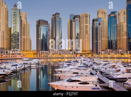 Bateaux dans le port de plaisance de Dubaï et gratte-ciel, Dubaï, Émirats arabes unis, Unit Banque D'Images