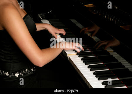 Jeune femme jouant du piano vue arrière. Banque D'Images