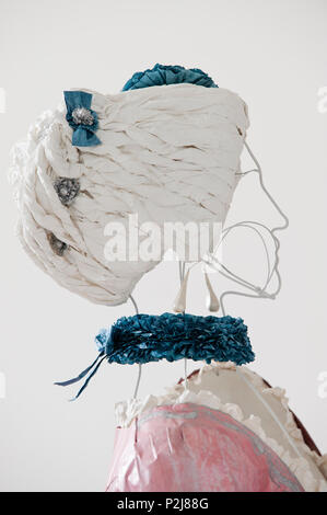 Mannequin avec paper hairstyle et collier Banque D'Images