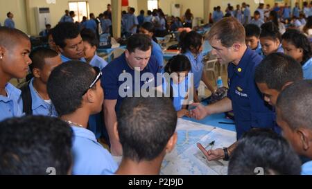 Le lieutenant de la Garde côtière des États-Unis le Cmdr. William Adams, commandant de l'USCGC baliseur de Sequoia et maître de 2e classe William Myers, technicien en électronique de navigation et de cartographie, discuter avec les élèves de l'école secondaire de Palau à Koror, Palau, 7 septembre 2016. Au cours d'une patrouille à mi-break du USCGC Sequoia (CLG-215) L'équipage a mené d'activités de relations communautaires à Palau, un territoire américain, où de nombreux résidents choisissent de servir dans les Forces armées. (U.S. Photo de la Garde côtière canadienne par le Premier maître de Sara Mooers) Banque D'Images