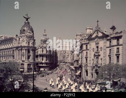 FRANCO CON SU ESCOLTA DE GUARDIAMORA SUBIENDO POR LA CALLE GRAN VIA DESDE LA CALLE ALCALA AÑOS 60. Emplacement : EDIFICIO METROPOLIS, ESPAGNE. Banque D'Images