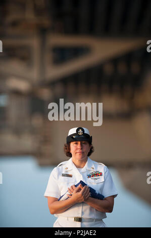 160924-N-AF077-296 OCÉAN ATLANTIQUE (septembre 1994). 24, 2016) Technicien en électronique en chef Anjanette Rohde, petite-fille de cadre supérieur retraité Chef d'Irvin Hornkohl, pose pour une photo tenant un drapeau plié présentée à son pendant un enterrement en mer pour Hornkohl tenue à bord du navire. Hornkohl, un ancien combattant de la marine américaine de 30 ans, a servi pendant la Seconde Guerre mondiale, au cours de l'attaque sur Pearl Harbor, et terminé deux tours au Vietnam en tant que Navy Seabee. Hornkohl est décédé le 26 juin 2016 et a été inhumé en mer le 24 septembre 2016. GHWB est actuellement du navire sur mesure la disponibilité de la formation et de l'évaluation finale problème ( Banque D'Images