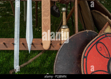 Sélection de Roman, Viking, Saxon armes antiques sur l'affichage. Groupe d'histoire de vie à Portchester Castle, Hampshire, Royaume-Uni Banque D'Images