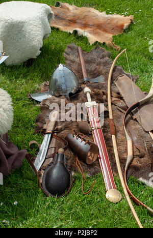 Sélection de Roman, Viking, Saxon armes antiques sur l'affichage. Groupe d'histoire de vie à Portchester Castle, Hampshire, Royaume-Uni Banque D'Images