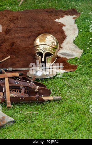 Sélection de Roman, Viking, Saxon armes antiques sur l'affichage. Groupe d'histoire de vie à Portchester Castle, Hampshire, Royaume-Uni Banque D'Images