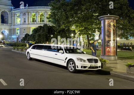 Odessa, Ukraine, une limousine dans le centre-ville historique Banque D'Images