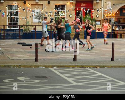 Boxercise Classe dans Green Park, Bath, Somerset, Angleterre Banque D'Images