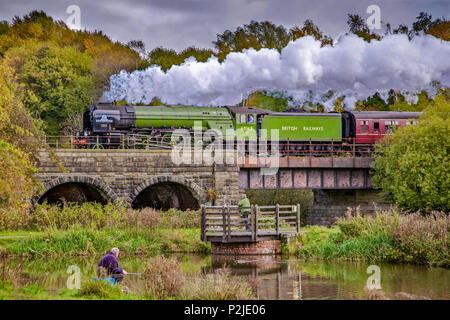 La nouvelle A1 au poivre locomotive du Pacifique n° 60163 sur la tornade East Lancashire Railway.Le moteur est vu passant par le pays d'ébarbures sur parc Banque D'Images