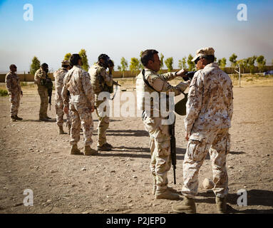 Les formateurs observent les soldats peshmergas italien comme ils don des masques de protection lors d'un incident chimique, biologique, radiologique et nucléaire Défense classe à Bnaslawa, Iraq, 21 septembre 2016. Formation CBRN est fournie aux soldats peshmergas dans le cas où les armes chimiques sont utilisées par l'État islamique d'Irak et du Levant. Cette formation fait partie de la Force opérationnelle interarmées combinée globale - Fonctionnement résoudre inhérent à la mission de renforcer les capacités des partenaires pour accroître la sécurité de la capacité des forces luttant ISIL. (U.S. Photo de l'armée par le Sgt. Lisa soja) Banque D'Images