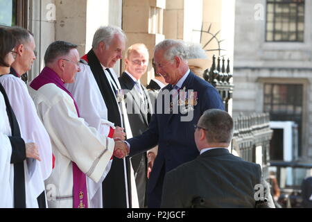 Le Prince Charles et Camilla, Duchesse de Cornouailles assister à une réunion publique de St Martin-dans-le-champs pour la Croix de Victoria et George Cross Society, Londres comprend : le Prince Charles, Camilla, Duchesse de Cornouailles, le Major Peter Norton GC Où : United Kingdom Quand : 15 mai 2018 Crédit : John Rainford/WENN.com Banque D'Images