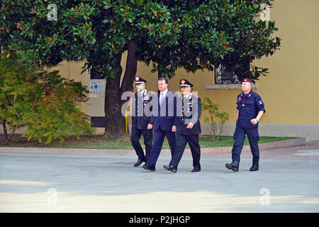 De gauche à droite, le Brig. Le général Giovanni Pietro Barbano, Centre d'excellence pour les unités de police de stabilité (COESPU) directeur, M. Kenneth Deane, la planification civile européenne et de conduite des opérations (CPCC) directeur, le général Antonio Ricciardi, Commandant général adjoint de Carabiniers, Brig. Le général Sebastiano Comitini, 2e Brigade Mobile de carabiniers "Livorno" commandant, au cours de l'ensemble des services de police de l'Union européenne (formation EUPST) 2015 - 2018 Cérémonie de clôture à général A. Chinotto barracks, Vicenza, Italie, 30 septembre 2016. Les Carabinieri italiens ont organisé l'EUPST 2015 - 2018 session de septembre 19-30 Italien Banque D'Images