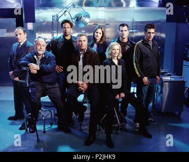 Titre original : CSI : Crime Scene Investigation-TV. Titre en anglais : CSI : Crime Scene Investigation. Année : 2000. Stars : Paul GUILFOYLE, MARG HELGENBERGER, GARY DOURDAN, WILLIAM PETERSEN, ROBERT DAVID HALL, ERIC SZMANDA, GEORGE EADS, JORJA FOX. Credit : CBS Television / Album Banque D'Images