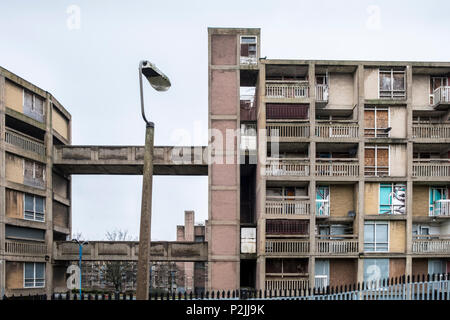 Délabré des bâtiments résidentiels. Années 1950, à l'architecture brutaliste Park Hill studios, Sheffield, Angleterre, Royaume-Uni. Banque D'Images