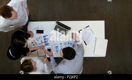 Businesspeople having petit argument dans le bureau Banque D'Images