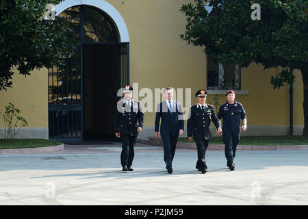 De gauche à droite, le Brig. Le général Giovanni Pietro Barbano, Centre d'excellence pour les unités de police de stabilité (COESPU) directeur, M. Kenneth Deane, la planification civile européenne et de conduite des opérations (CPCC) directeur, le général Antonio Ricciardi, Commandant général adjoint de carabiniers, et Brigue. Le général Sebastiano Comitini, 2e Brigade Mobile de carabiniers "Livorno" commandant, entrer ensemble au cours de l'Union européenne de formation des services de police (EUPST) 2015 - 2018 Cérémonie de clôture à général A. Chinotto barracks, Vicenza, Italie, 30 septembre 2016. Les Carabinieri italiens ont organisé l'EUPST 2015 - 2018 session de septembre 1 Italien Banque D'Images