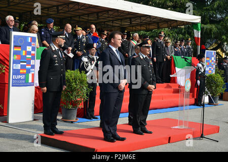 De gauche à droite, le Brig. Le général Giovanni Pietro Barbano, Centre d'excellence pour les unités de police de stabilité (COESPU) directeur, M. Kenneth Deane, la planification civile européenne et de conduite des opérations (CPCC) directeur, et le général Antonio Ricciardi, Commandant général adjoint de Carabiniers, stand ensemble au cours de l'Union européenne de formation des services de police (EUPST) 2015 - 2018 Cérémonie de clôture à général A. Chinotto barracks, Vicenza, Italie, 30 septembre 2016 les carabiniers italiens ont organisé le EUPST 2015 - 2018 session de septembre italien 19-30. Le public de formation était composé d'environ 200 agents de police et de gendar Banque D'Images