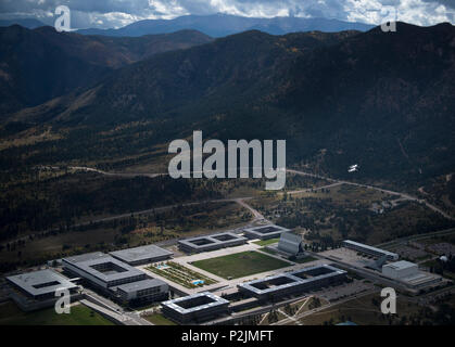 L'air et la Marine F-35 Éclairages volent au-dessus de l'Air Force Academy minutes après que l'avion a survolé le stade de football de l'académie où la Marine a affronté l'Armée de l'air le 1er octobre 2016. L'Air Force Academy allait remporter, 28-14. (U.S. Air Force Photo/Tech. Le Sgt. David Salanitri) Banque D'Images