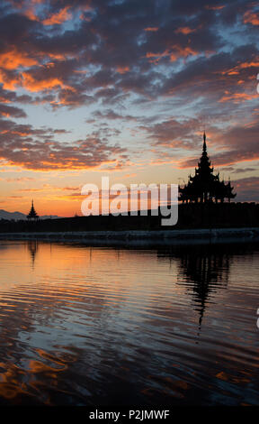 Fort Mandalay au Sunrise Myanmar Banque D'Images