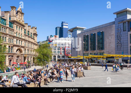 Angleterre Manchester en Angleterre Manchester City centre centre ville magasin Shoppers en dehors de la sortie d'exchange square Manchester Arndale Centre Manchester uk Banque D'Images