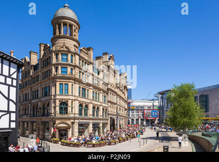 Angleterre Angleterre Manchester Greater Manchester centre-ville centre-ville aux personnes bénéficiant d'une salle à manger à l'extérieur dans le Exchange Square dans le centre-ville de Manchester uk Banque D'Images