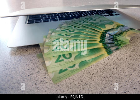 Montréal, Canada, 15 juin 2018.Affichage de 20 billets d'un dollar de la monnaie canadienne sur un ordinateur portable.Credit:Mario Beauregard/Alamy Live News Banque D'Images