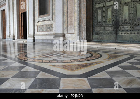 Armoiries du pape Clément XII dans le portique de l'Archbasilica Saint-Jean de Latran, Saint Jean de Latran ou la basilique du Latran est la cathédrale chu Banque D'Images