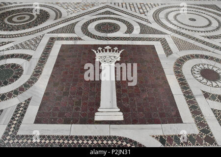 Symbole héraldique du Pape Martin V dans le carrelage de sol en mosaïque de l'Archbasilica Saint-Jean de Latran, Saint Jean de Latran ou la basilique du Latran est la ca Banque D'Images