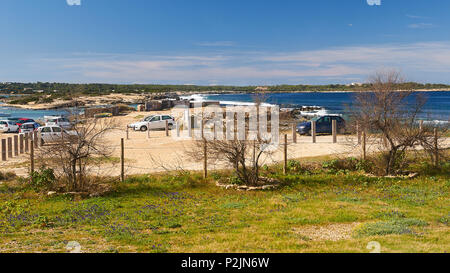 Location parking à côté de sa Boca détroit, entrée naturelle de l'Estany des Peix lagune marine dans le Parc Naturel de Ses Salines (Îles Baléares, Formentera, Espagne) Banque D'Images