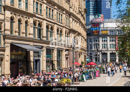 Angleterre Angleterre Manchester Greater Manchester centre-ville centre-ville aux personnes bénéficiant d'une salle à manger à l'extérieur dans le Exchange Square dans le centre-ville de Manchester uk Banque D'Images