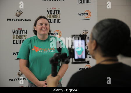 Polly Thomason est interrogé à l'WBCA Hoops Clinique jeunesse à Dallas, Texas, le 9 juin 2018. Le Marine Corps a établi un partenariat avec WBCA depuis 2013 avec l'objectif d'accroître la sensibilisation et la perception positive de l'influence du Corps des marines avec comme entraîneurs et dirigeants. En 2017, le Marine Corps commande Recrutement a créé un programme de partenariat de la ville, qui met l'accent sur l'établissement des relations durables dans six villes clés, y compris Dallas. La clinique jeunesse est une conséquence de ces deux initiatives. (U.S. Marine Corps photo par Lance Cpl. Haley Gawronski) Banque D'Images