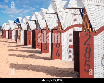 Vue sur une rangée de chaises de plage dans la pré-saison à Bensersiel / Ostfriesland. Banque D'Images