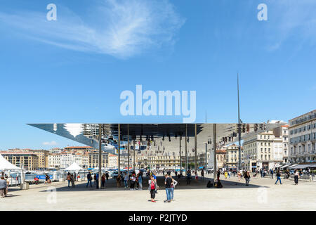 Personnes sous le store Ombriere par Norman Foster installé en 2013 sur le Vieux Port de Marseille, France. Banque D'Images