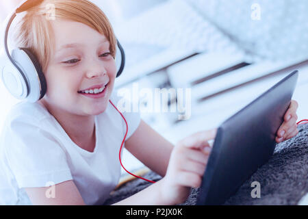 Adorable jeune femme profiter de la musique jouant sur ses écouteurs Banque D'Images