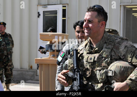 Le lieutenant-colonel Jose Rivera se prépare à accueillir son homologue afghan au cours de l'expéditionnaire Paquet Conseiller déployés à l'appui des opérations dans la province d'Uruzgan. Le PAE permet de former, conseiller, aider Command-South à déployer l'aide des forces de sécurité dans des endroits et des conseillers avant d'aider le 205e 'Hero' corps de l'Armée nationale afghane planifier et exécuter leur effort principal pendant les opérations de déminage dans la province d'Uruzgan. Banque D'Images