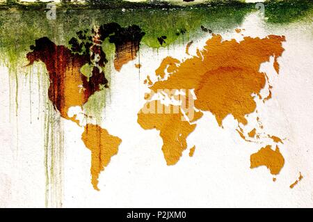 Grunge dégoulinant sépia carte du monde sur le mur de béton moussu. Éléments de cette image fournie par la NASA. Banque D'Images