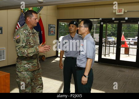 Le brig. Le général William King IV, commandant de la 20e Commandement CBRNE, accueille le brigadier. Le général JeongHwan Park, chef de la composante de commandement au sol du Commandement des forces de la République de Corée, lors d'une rencontre le 21 septembre à la 20e siège CBRNE à Aberdeen Proving Ground, au Maryland. Le but de la visite est de discuter et partager des idées pour développer des concepts opérationnels pour lutter contre les armes de destruction massive ainsi que des opérations exercices combinés tels que Key Resolve et Ulchi Freedom Guardian. (Photo US Army par Angel D. Martinez-Navedo) Banque D'Images